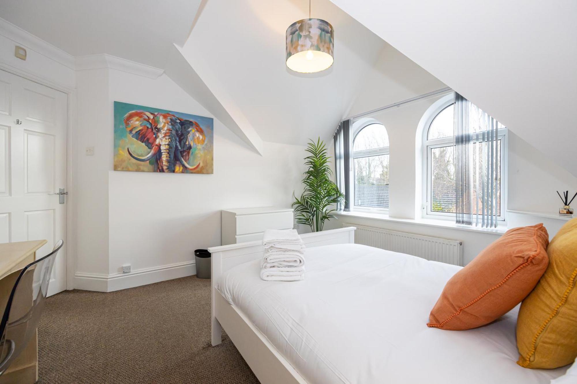 The Burton- Free Gated Parking Appartement *
